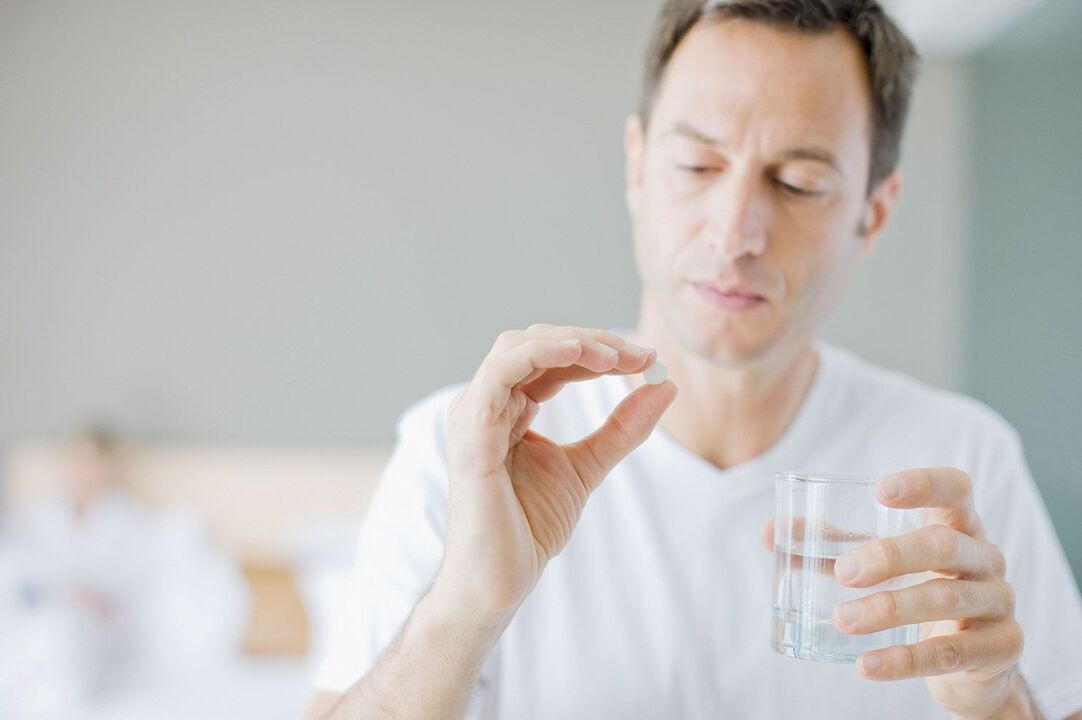 Un homme prend Urosaf de la prostatite